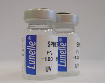 Das Bild zeigt zwei Fläschchen der Lunelle Kontaktlinse sphärisch.